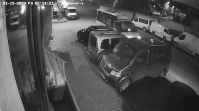 Sultangazi'de uyuyakalan minibüs sürücüsü kaza yaptı