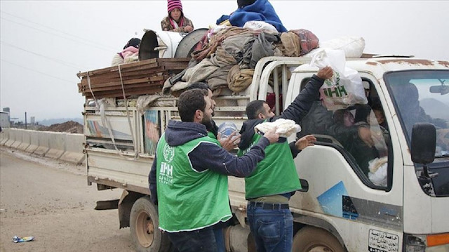 الإغاثة الإنسانية التركية تواصل تقديم المساعدات للنازحين السوريين
