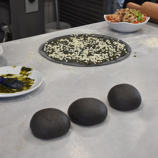 İzmirde pizzalar karardı, müşteriler şaşırdı