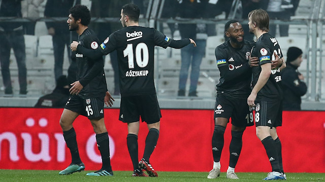Beşiktaşlı futbolcular Elneny ve Caner arasında gerginlik yaşandı.