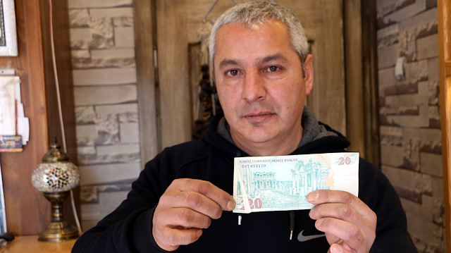 Serdar Türk, 15 yıldır sakladığı paranın, dükkanına gelen müşterilerin de ilgisini çektiğini söylüyor.