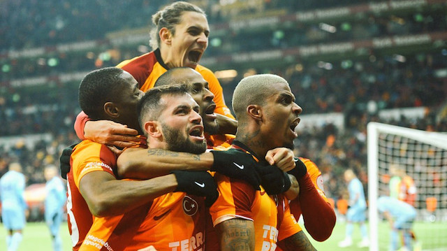 Galatasaraylı futbolcu Lemina'nın attığı gol sonrasında sarı kırmızılıların yaşadığı sevinç.