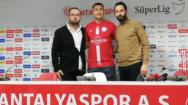 Adis Jahovic Antalyaspor formasıyla poz verdi.
