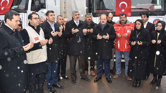 ولايات تركية ترسل 15 شاحنة مساعدات إنسانية إلى إدلب