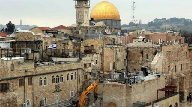 مستوطنون يضرمون النار بمسجد جنوبي غرب القدس
