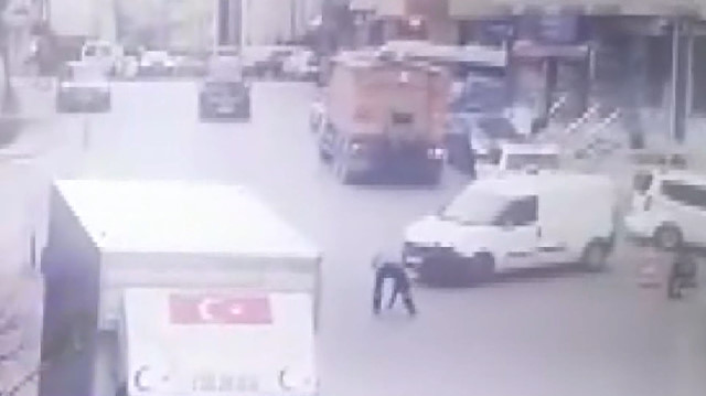 Belediye çalışanına aracın çarpma anı kamerada