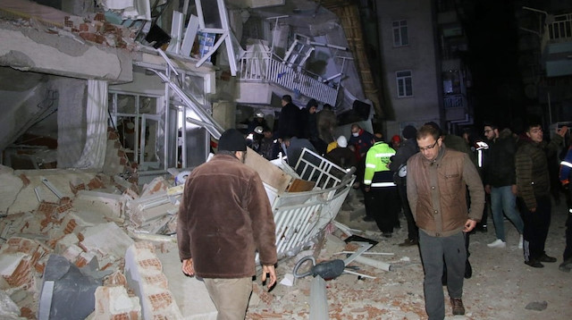 Elazığ’da 6.8 büyüklüğündeki depremin ardından AFAD, bölgeye çok sayıda lojistik yardımın ve kurtarma ekiplerinin sevk edildiği açıkladı. 