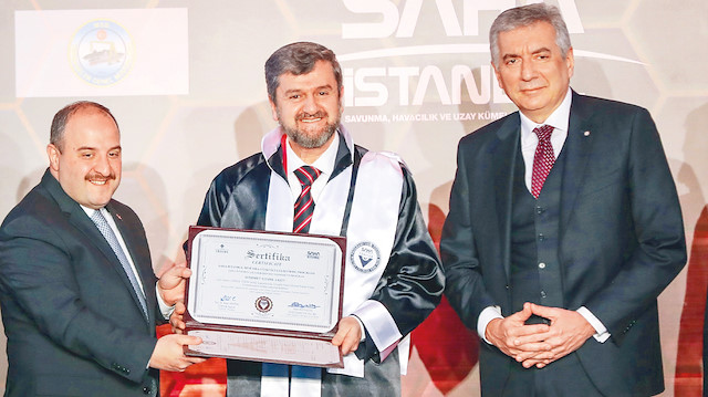Bakan Varank, SAHA TUSSİDE MBA Yönetici Programı öğrencilerine sertifikalarını verdi.