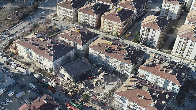 Elazığ'daki deprem sonrasında çok sayıda bina yıkılarak kullanılamaz hale geldi.