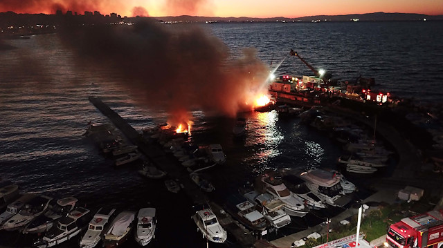 Dragos sahilinde sabah saatlerinde demirli bulunan bir teknede henüz bilinmeyen sebeple yangın çıktı.