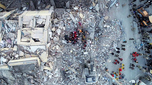 Elazığ'da yıkılan binanın enkazında arama kurtarma çalışması.