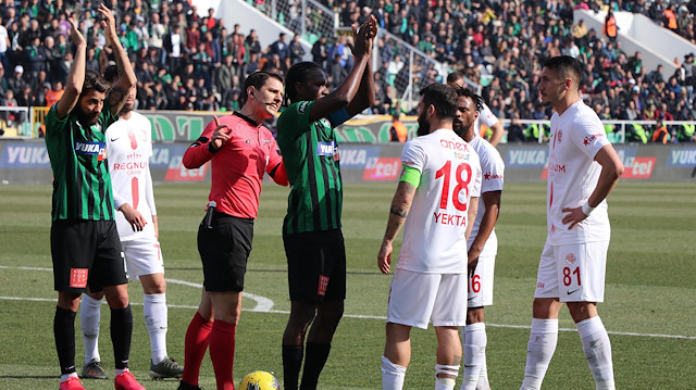 Antalyasporlu futbolcular Denizlispor maçında centilmence bir harekete imza attılar.