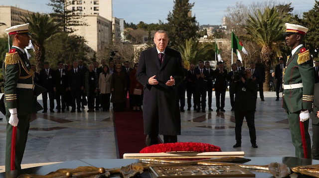 Cumhurbaşkanı Recep Tayyip Erdoğan Cezayir’de Şehitler Abidesi’ni ziyaret etti.