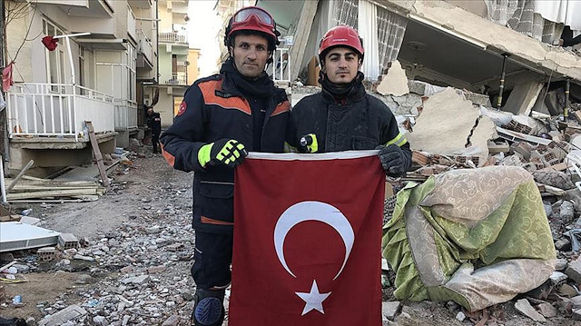 İtfaiye erleri Türk bayrağını enkaz altında bırakmadılar