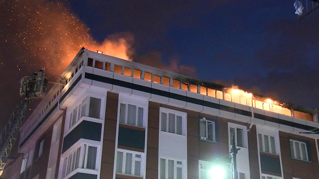 Gaziosmanpaşa'da bir binanın çatı katı alev alev yandı.