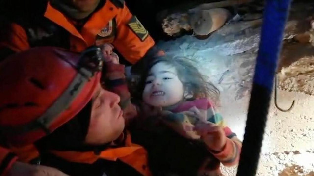2,5 yaşındaki Yüsra ve annesi Ayşe Yıldız kurtarıldı