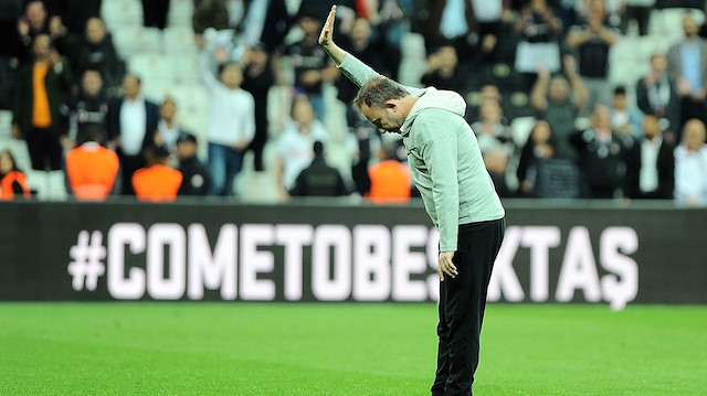 Sergen Yalçın, geçtimiz dönemde oynanan bir maçtan sonra Beşiktaşlı taraftarları selamlamıştı.