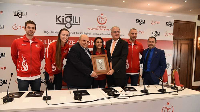 Basına açık olarak karşılıklı imzaların atıldığı tören, Türkiye Spor Yazarları Derneği’nde yapıldı.