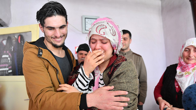 Suriyeli gencin enkazdan kurtardığı çiftle buluşma anı. 