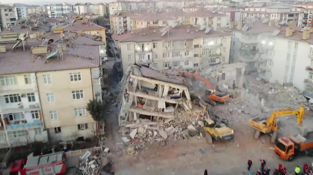 Depremde yıkılan bina