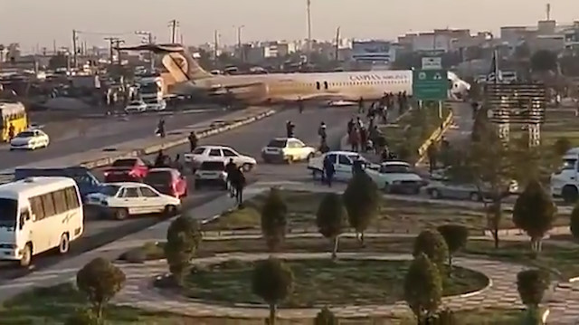 İran'da yolcu uçağı yola indi