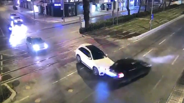 Kırmızı ışıkta geçen otomobil, bir araca çarpıp tramvay yoluna girdi