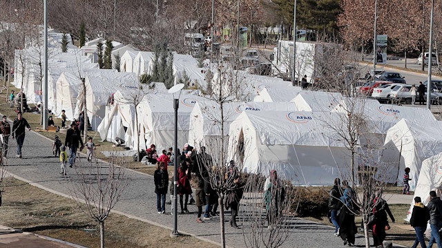 Elazığ'a depremzedeler için 10 binden fazla çadır gönderildi.


