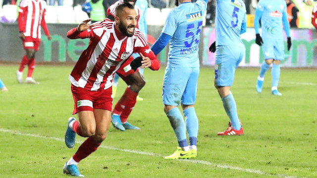 Sivasspor'un yeni transferi Yasin Öztekin, son dakikada attığı golle takımına 1 puanı getirdi.