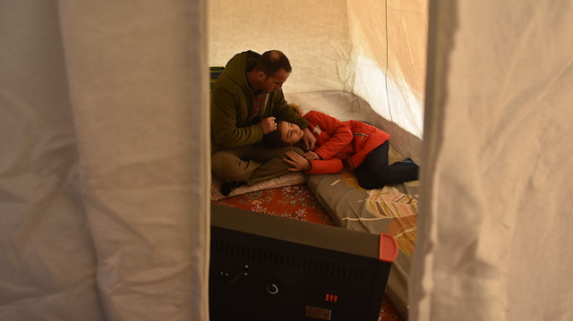 Evleri depremde hasar gören ve çadırda kalan Dilara Korkut depremde çok korktuğunu belirtti.
