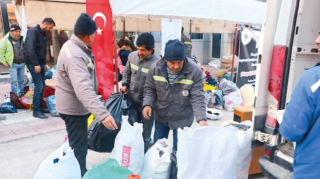 Deprem sonrası bölgeye çok sayıda yardım ulaştı.