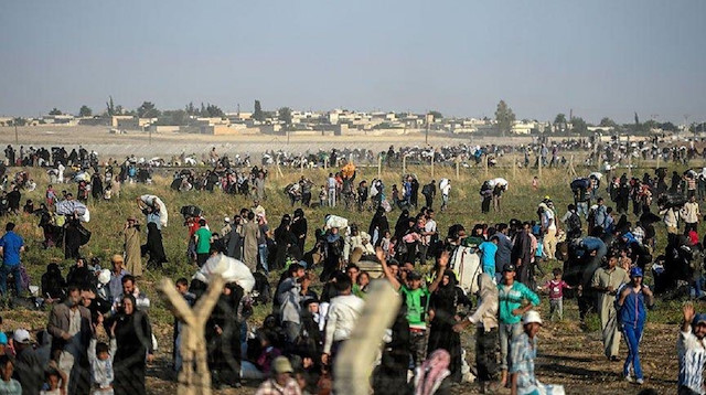 خلال 24 ساعة.. نزوح 39 ألفا من إدلب نحو الحدود التركية