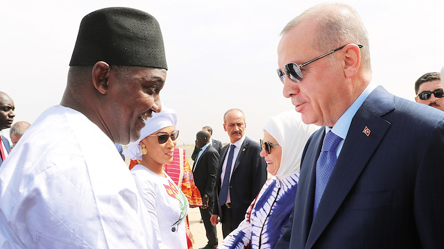 Gambiya Cumhurbaşkanı Adama Barrow, Erdoğan’ı Banjul Uluslararası Havalimanı’nda karşıladı.