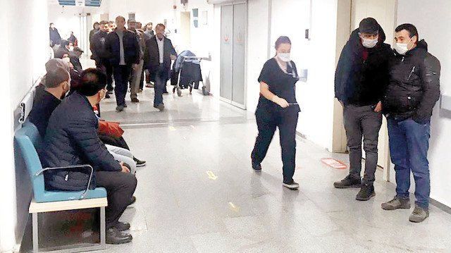 Aksaray'da 10'u Çin vatandaşı 12 turist tedbir amaçlı hastaneye kaldırıldı. Rahatsız olan Çinli turistin grip olduğu anlaşıldı.