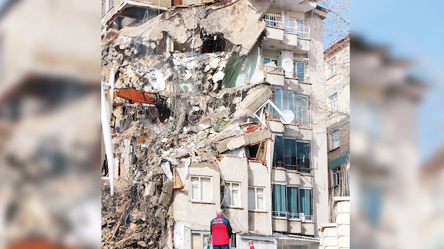 Elazığ'da deprem sonrası yıkılan bir bina