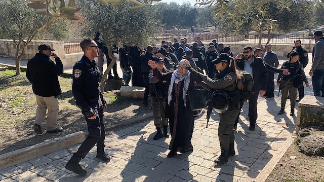 İsrail polisi 5 Filistinli kadını gözaltına aldı.