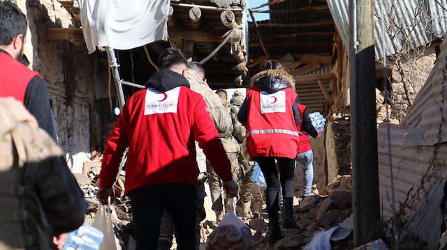 Türk Kızılay ekipleri ilk günden beri deprem bölgesinde halkın yaralarını sarıyor.