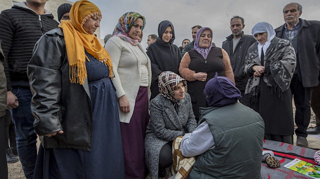 Diyarbakır anneleri depremzedeleri ziyaret etti.