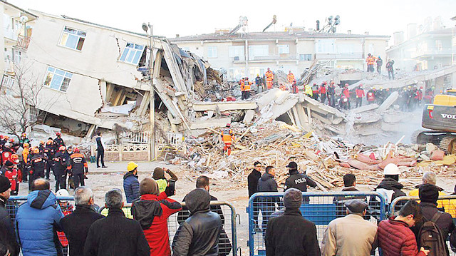 Elazığ'da meydana gelen depremde çok sayıda bina yıkıldı.
