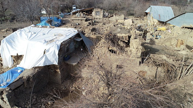 Depremde Çevrimtaş köyündeki evlerin yüzde 90'ı yıkıldı.

