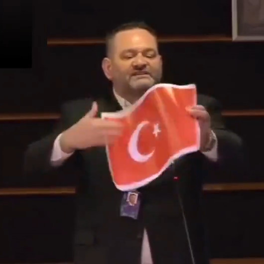 Türk bayrağını yırtan küstah Yunan vekile Erdoğan ve Bahçeli gerekli cevabı yıllar önce vermişti