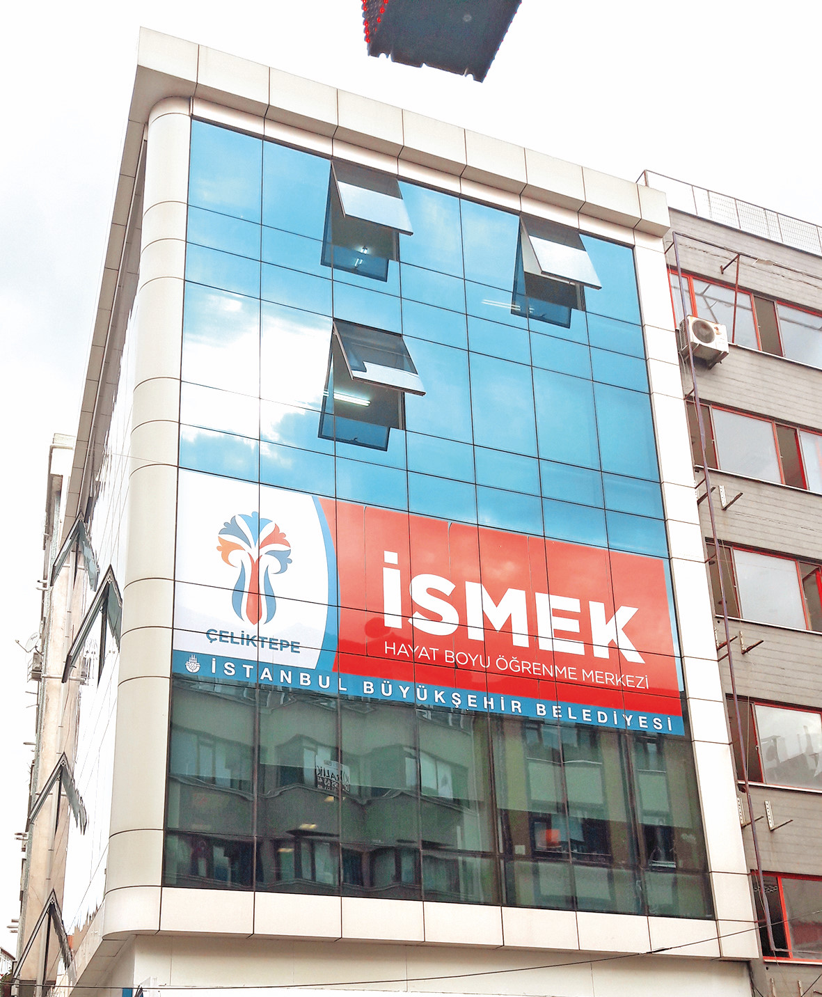 İBB, 45’e yakın İSMEK binasını “Depreme dayanıklı değildir” diyerek kapattı. Ancak aynı binalarda başka iş yerleri hizmet vermeye devam ediyor.