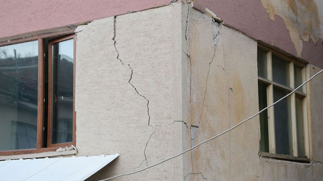 Elazığ'daki depremde birçok evde hasar meydana geldi. 