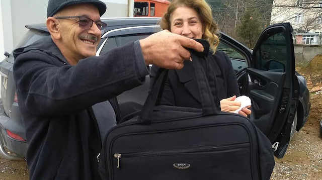 Altın dolu çantası bulunan kadın, belediye çalışanlarına teşekkür etti. 