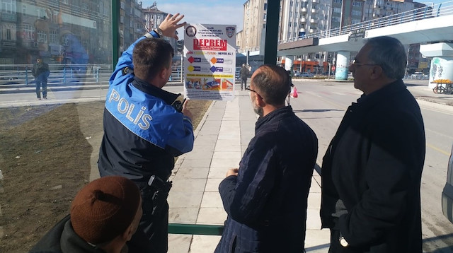 Elazığ'da kent geneline bilgilendirici deprem afişleri asıldı.