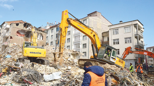 Elazığ'da yıkılan binaların enkazlarını kaldırma işlemleri sürüyor.