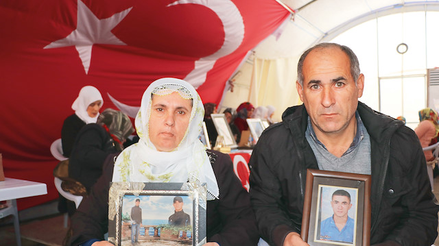 Ailelerin 3 Eylül 2019’da başlattığı oturma eylemine, Siirt’ten 2015’te henüz 16 yaşında lise öğrencisiyken dağa kaçırılan oğulları Sabri için gelen anne Dilber ve baba Hasan Ayhan da katıldı.