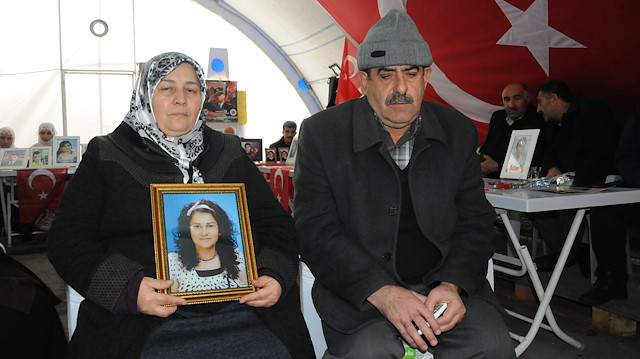  Ailelerin 3 Eylül 2019'da başlattığı oturma eylemine, Malatya'dan 10 yıl önce dağa kaçırılan kızları için gelen anne Nurten ve baba Yusuf Şeker de katıldı.