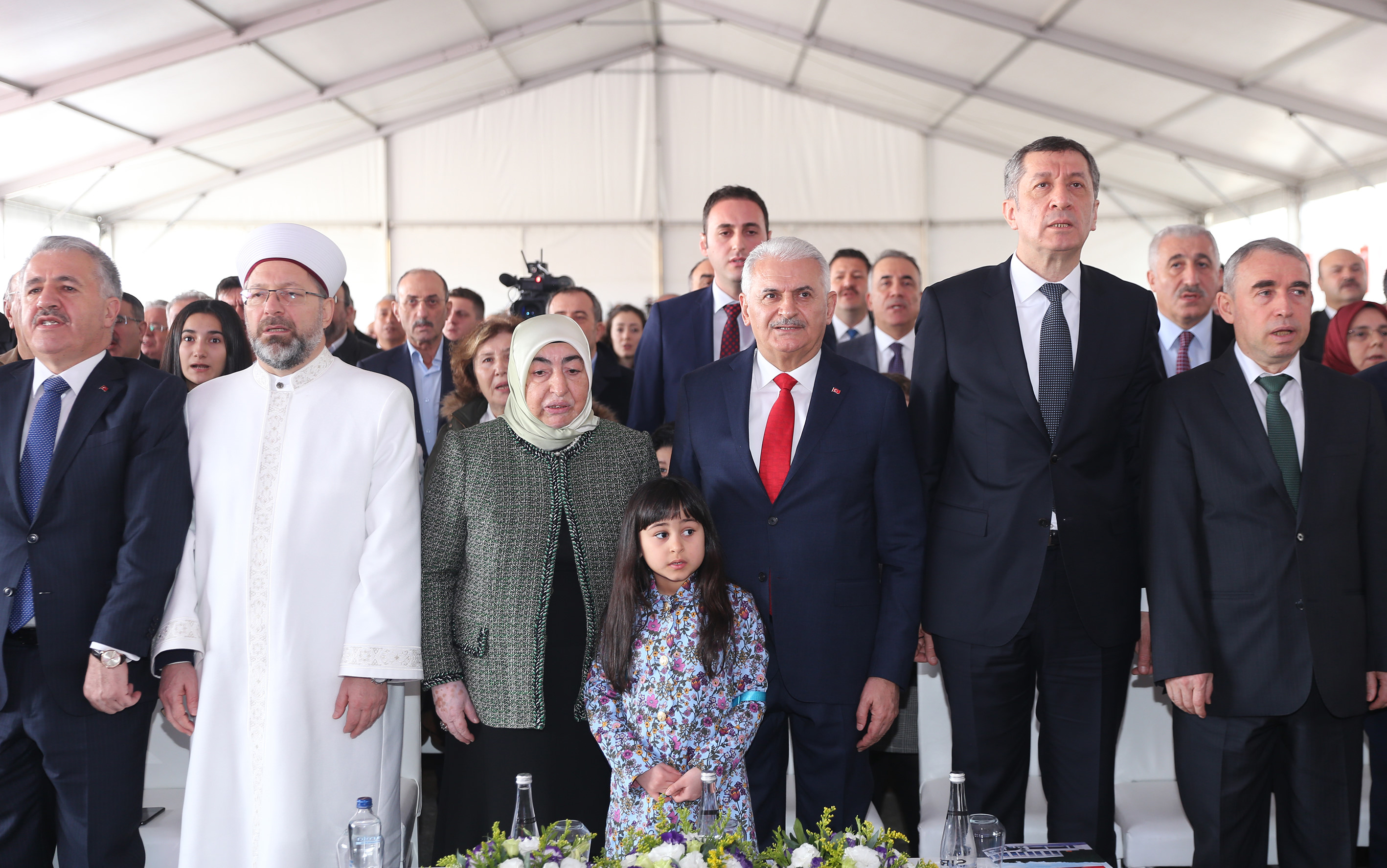 binali yildirim ve esi okul acilisinda