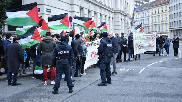 Viyana'daki ABD Büyükelçiliği önünde toplanan protestocular Trump'ın sözde Orta Doğu barış planı protesto etti.