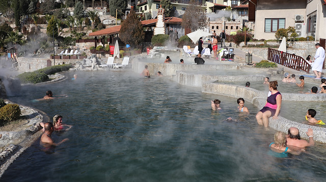 العطلة الشتوية تنعش سياحة فنادق المياه الحارة بـ"دنيزلي" التركية